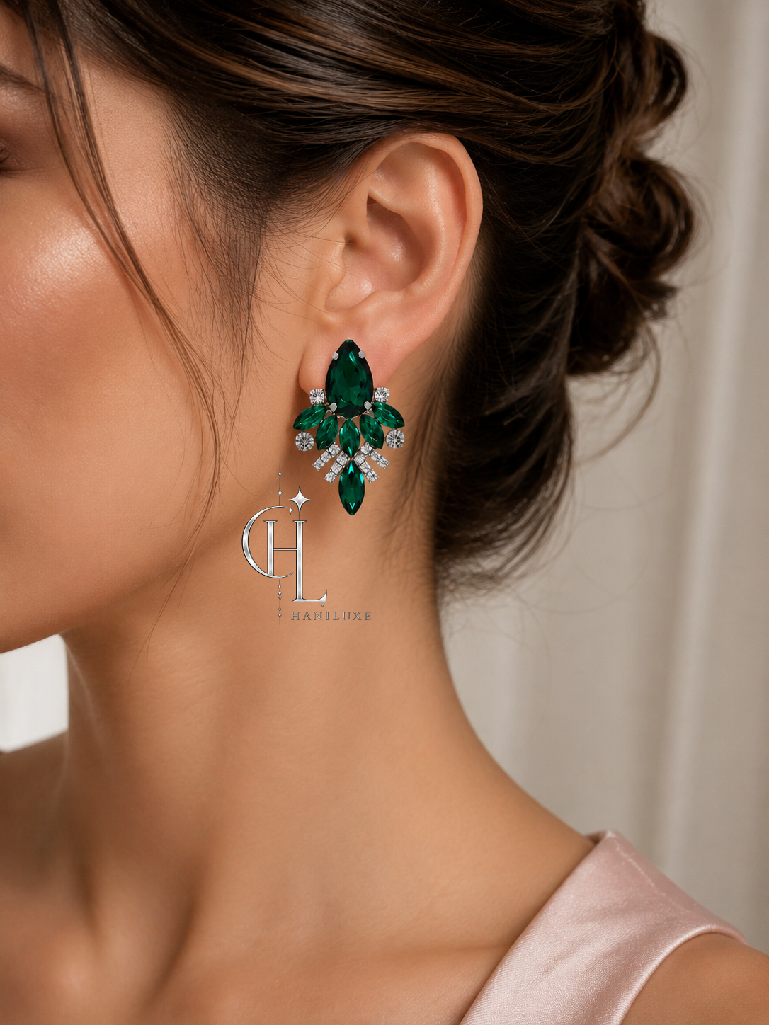 گوشواره میخی پایه نقره ای جواهری با نگین سبز زمردی